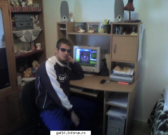 asta sunt eu la birou. cred k ati recunoscut voi mai pleca iar in multe ). 
o sa fie iar tare de